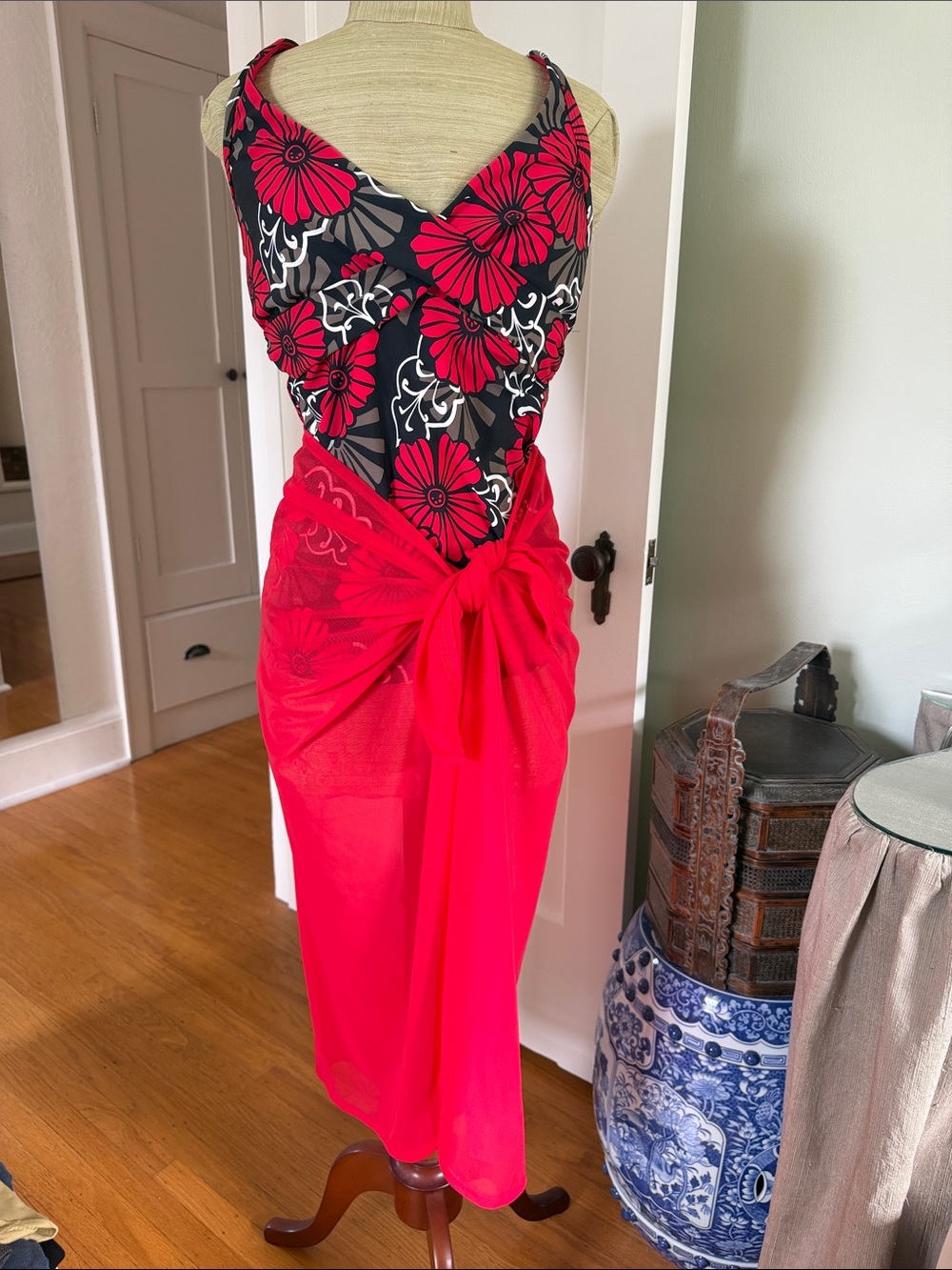 Seafolly tankini set. Red, blk, white floral Swimsuit with Sheer Sarong